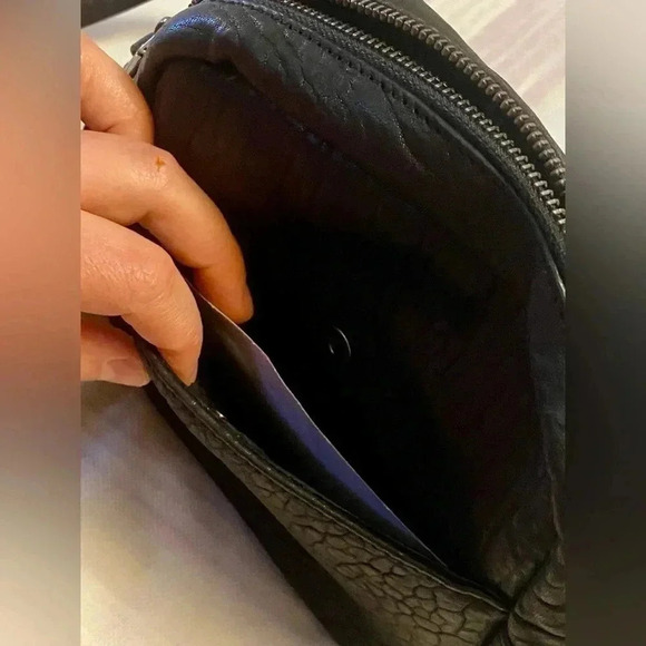 ๐ธ Karl Lagerfeld ๐ธ 100% Leather ๐ธ Crossbody bag ๐ธ Brand new ๐ธ - Picture 8 of 8